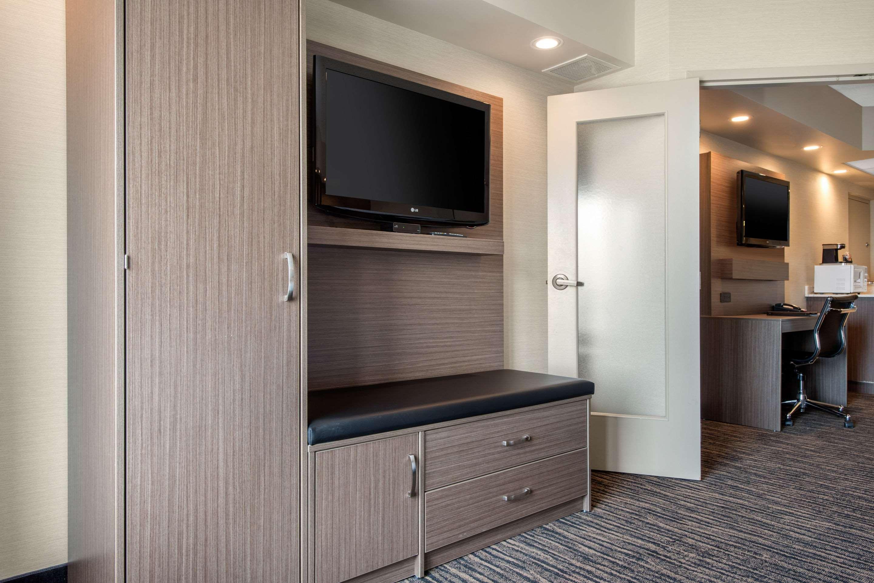 Clarion Hotel&Suites Brandon Buitenkant foto
