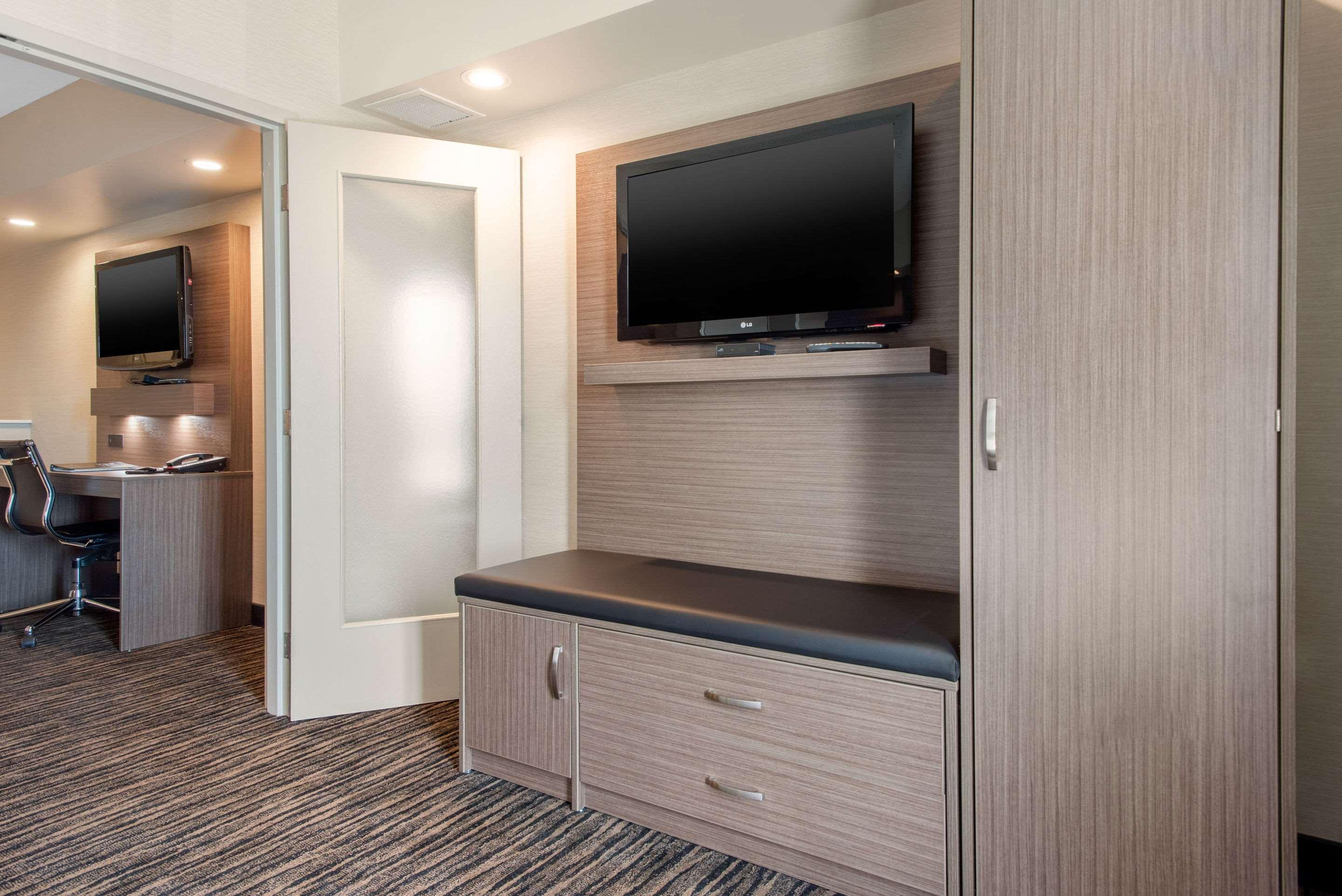 Clarion Hotel&Suites Brandon Buitenkant foto