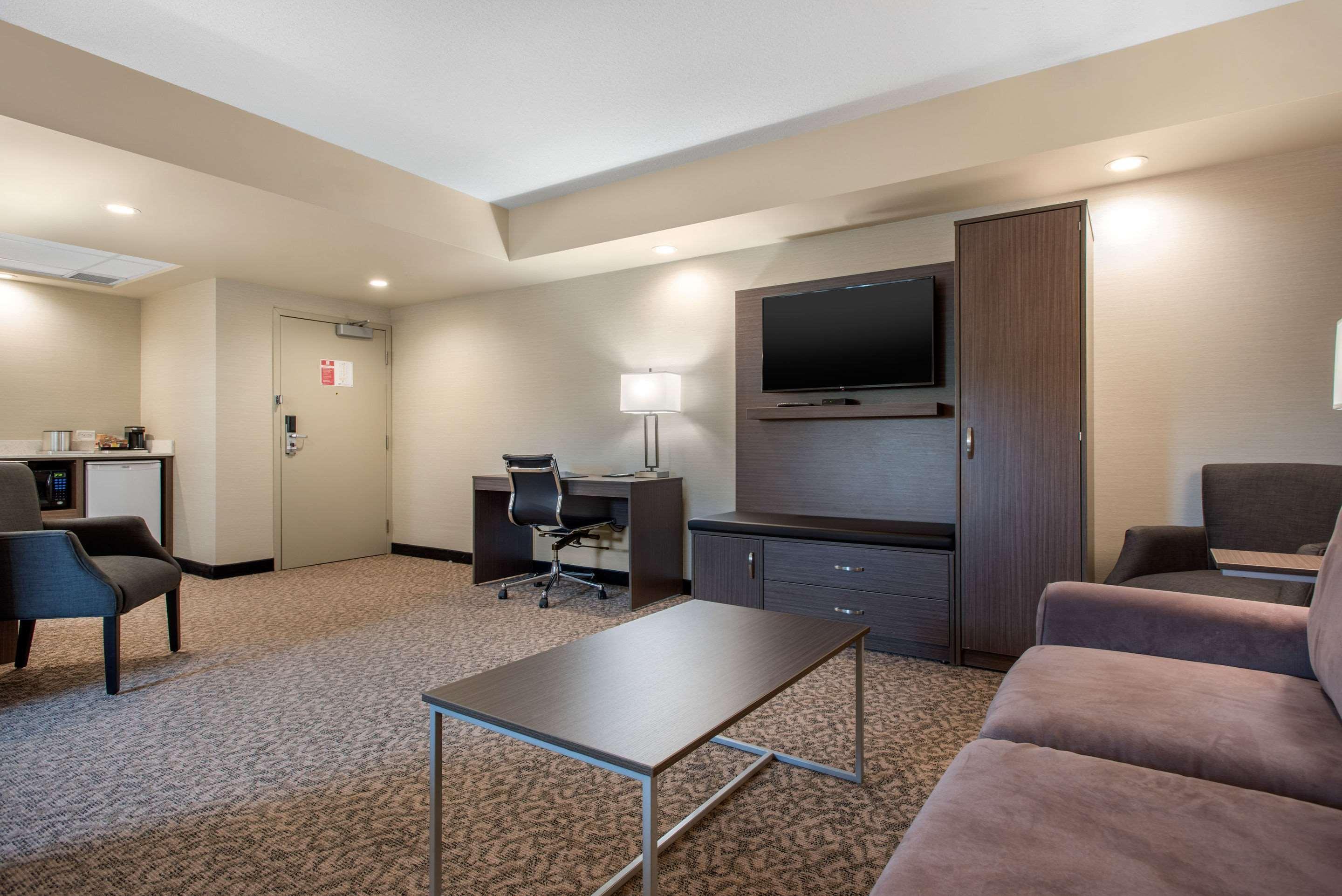 Clarion Hotel&Suites Brandon Buitenkant foto