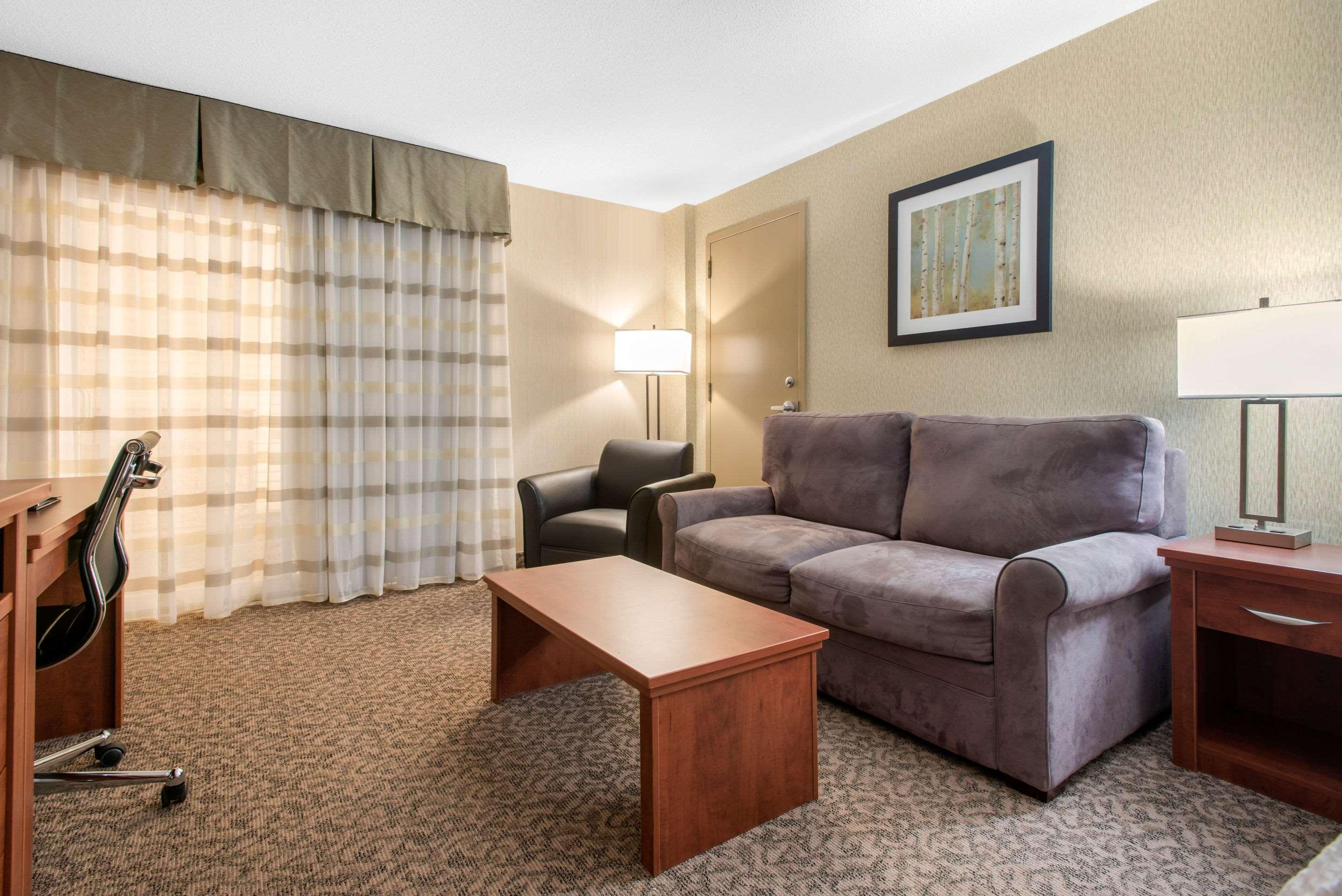 Clarion Hotel&Suites Brandon Buitenkant foto